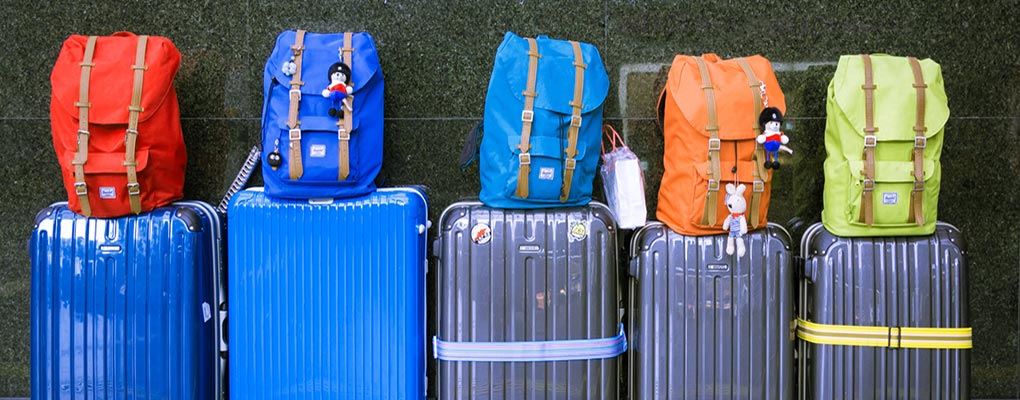 Koffer und Rucksäcke; tookapic von Pixabay