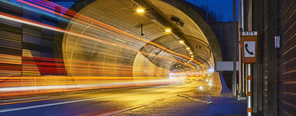 Tunneleinfahrt in der Dämmerung mit Lichtspuren; Ingo Jakubke von Pixabay