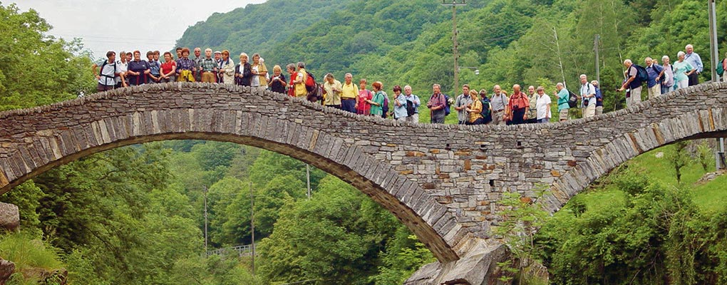 Wandergruppe auf einer Brücke